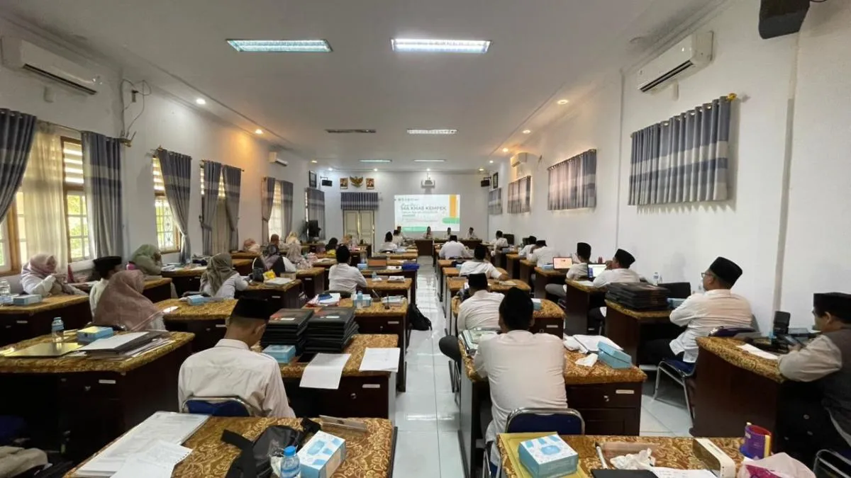MA KHAS Kempek Gelar Rapat Kenaikan Kelas, Tegaskan Komitmen Pembinaan Akademik dan Karakter Siswa